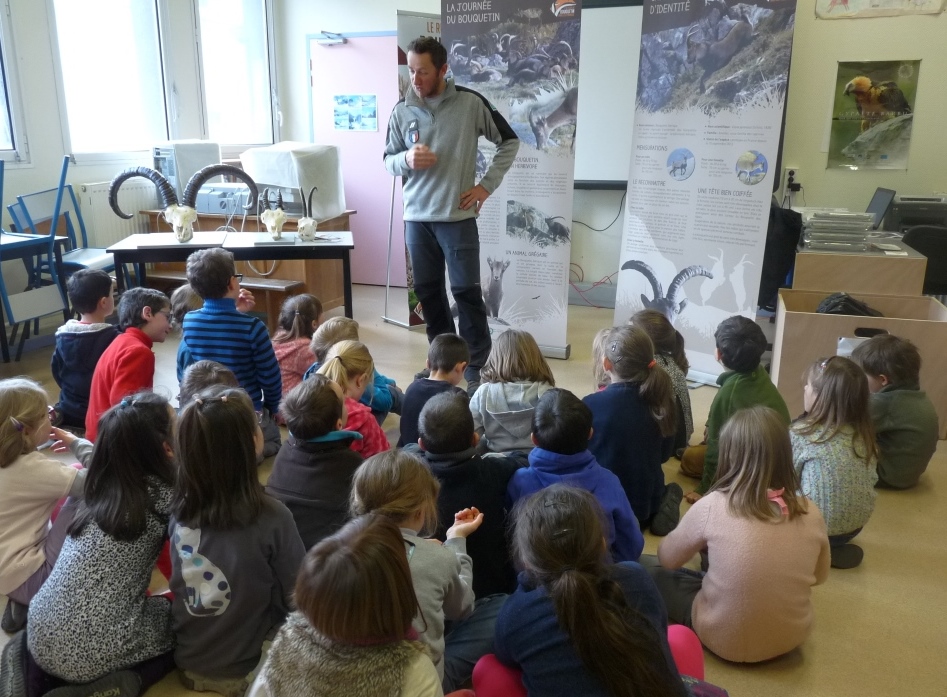 Un garde-moniteur sensibilise les élèves de l'école de Luz Saint-Sauveur au Bouquetin ©M.Lescoules - Parc national des Pyrénées