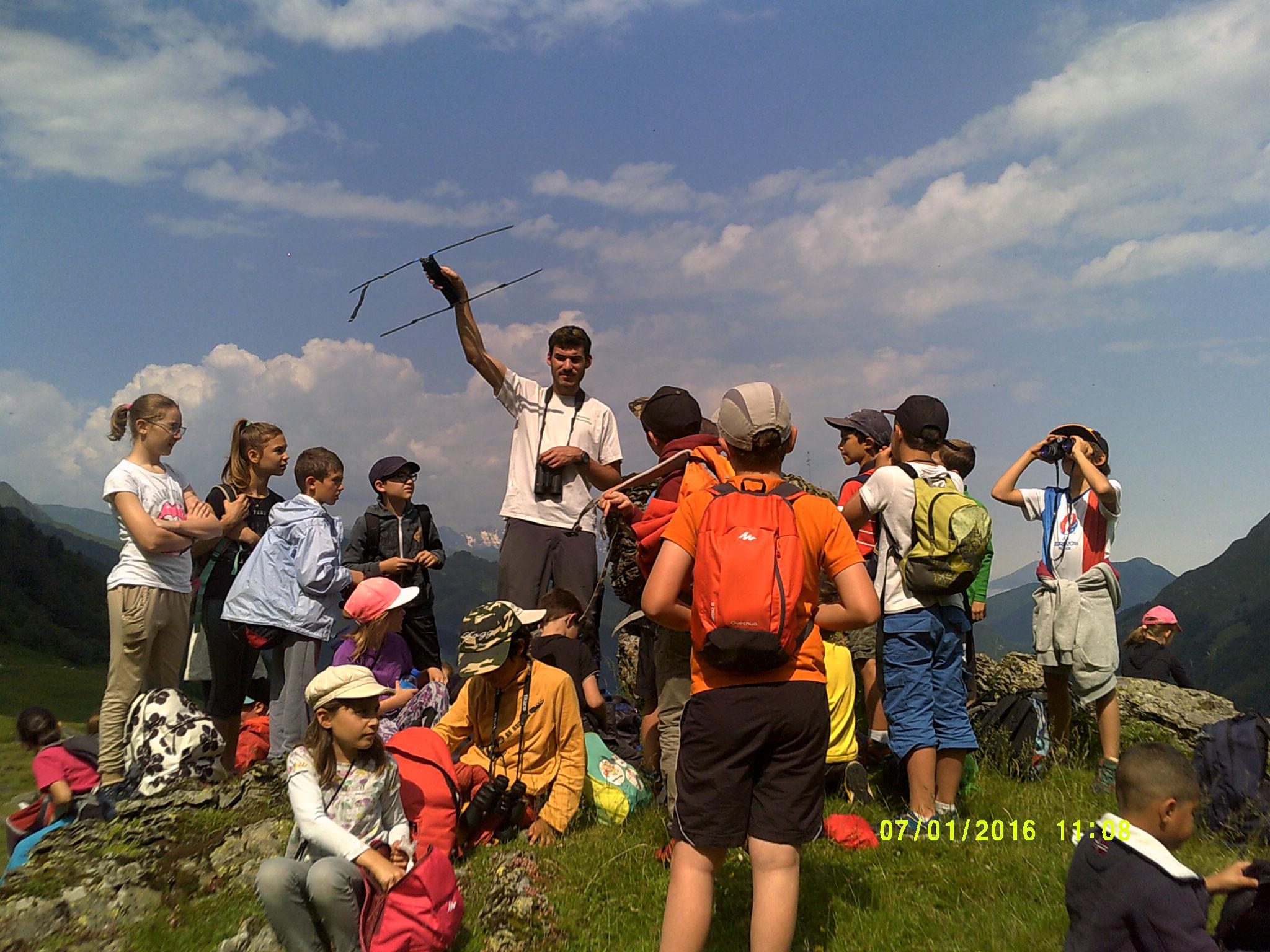 Les enfants découvrent le fonctionnement de l'antenne radio pour repérer les bouquetins. Les enfants découvrent le fonctionnement de l'antenne radio pour repérer les bouquetins.